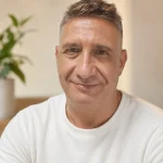 Eduardo García, autor de Compás Vital, mirando a cámara