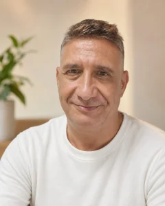 Eduardo García, autor de Compás Vital, mirando a cámara